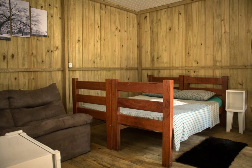 cama-de-casal-chale-mata-atlantica-pousada-rupestre-iporanga-petar