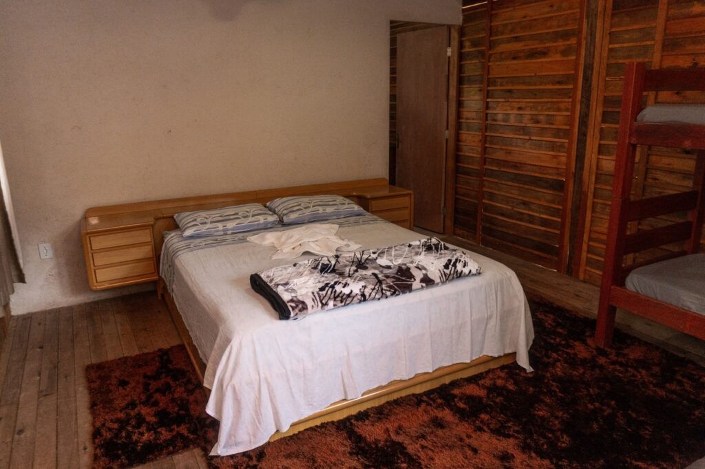 cama-de-casal-chale-rupestre-pousada-rupestre-petar-iporanga