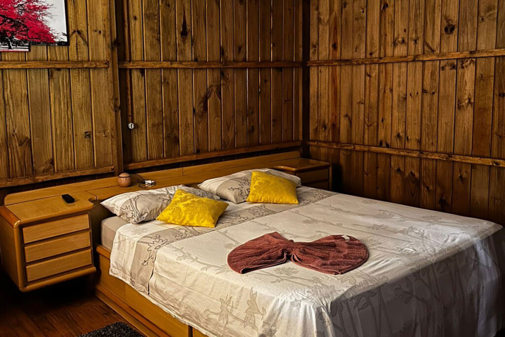 01-cama-de-casal-chale-mata-atlantica-pousada-rupestre-iporanga-petar