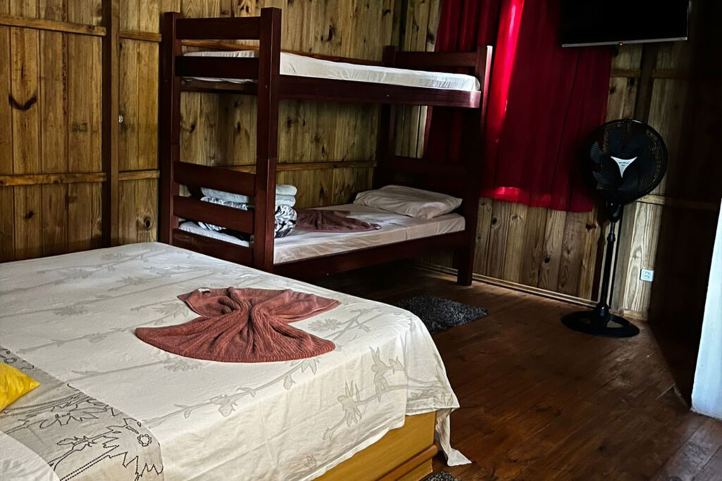 03-cama-de-casal-chale-mata-atlantica-pousada-rupestre-iporanga-petar