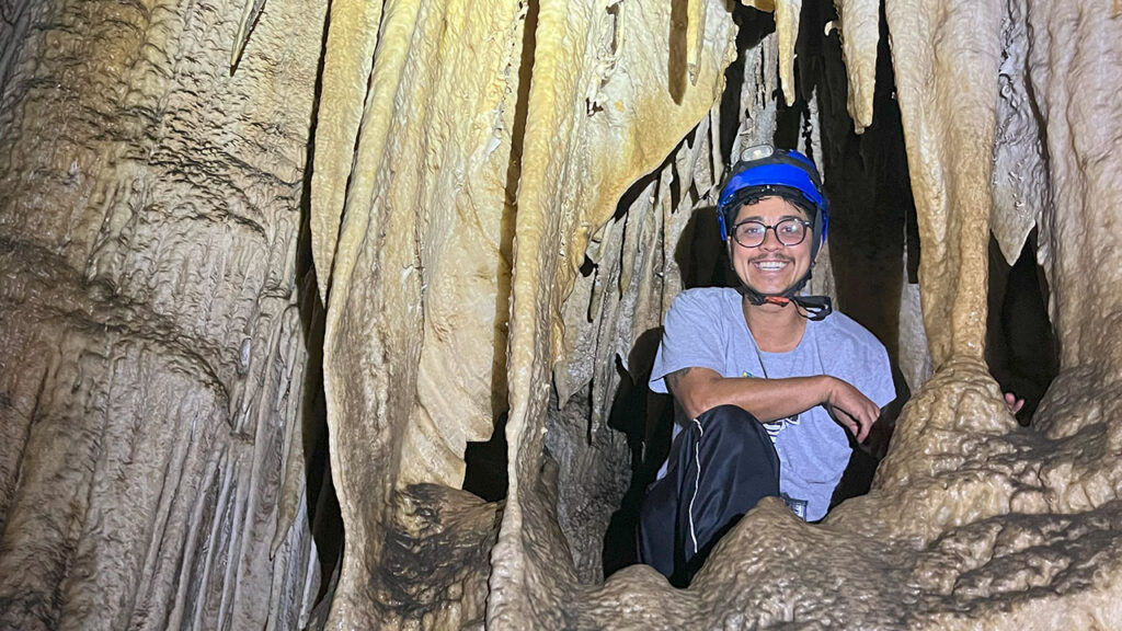 guias-ambientais-levam-turista-na-caverna-santana-no-petar