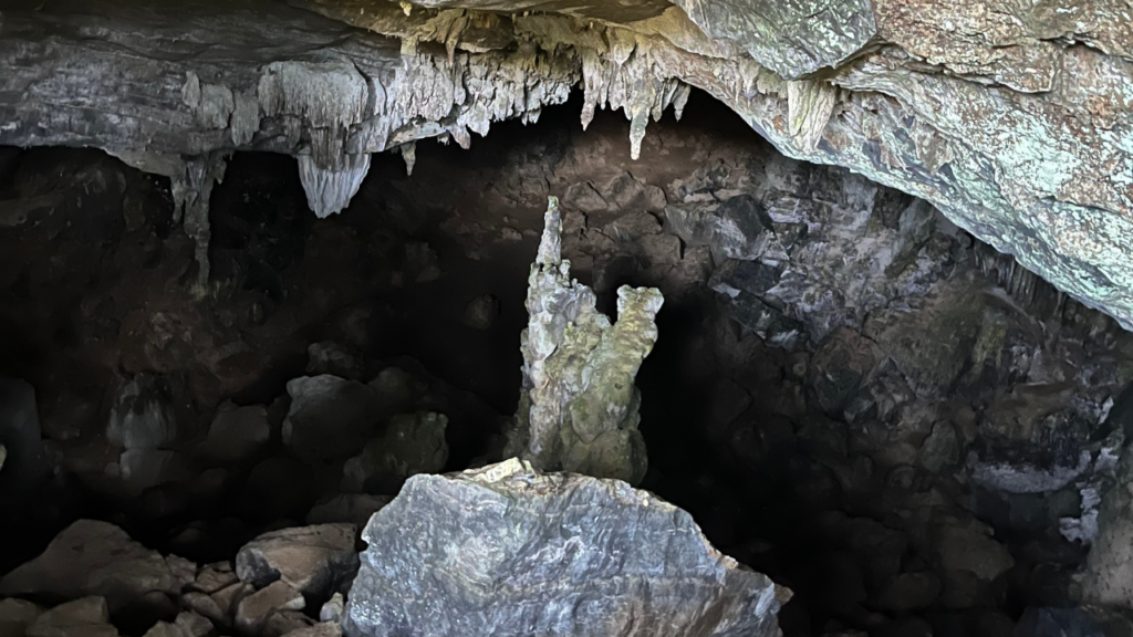entrada-da-Caverna-Alambari-de-Baixo