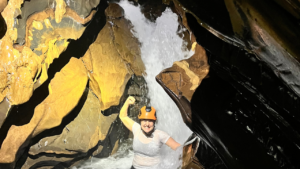 Cachoeira-subterrânea-acessível-para-banho