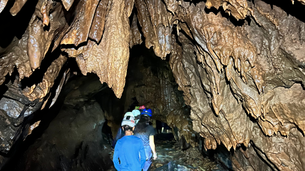 Interior-da-caverna-e-salão-principal