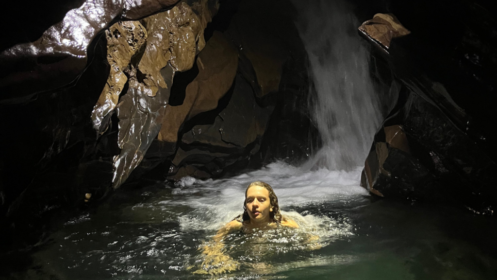 Trilha-de-volta-com-água-corrente